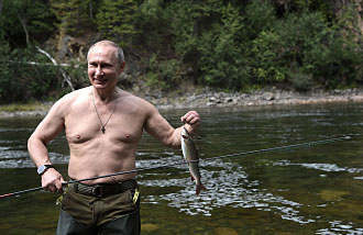 Владимир Путин во время рыбалки на каскаде горных озер