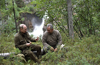 Владимир Путин и Сергей Шойгу во время похода по горам