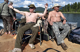 В поездке главу государства сопровождал министр обороны Сергей Шойгу (справа)
