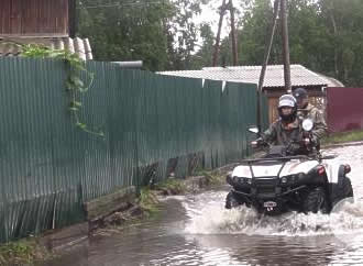 Спасатели Забайкалья на квадроциклах РМ помогают жителям во время паводка
