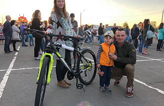 Семья Антона Кирсанова с велосипедом RM APACHE