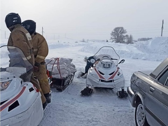 Алтай: спасатели доставляют продукты на снегоходах РМ