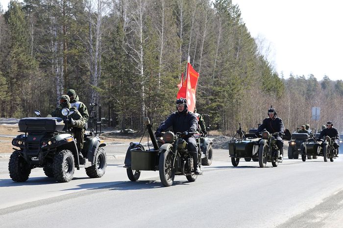 В Екатеринбурге участники перехода пересели на мотовездеходы «Русской механики».