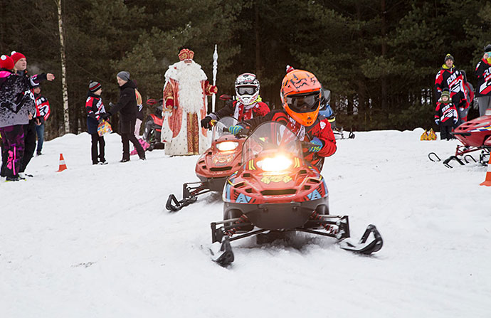 Детский праздник с Дедом Морозом и на снегоходах «Русской механики»