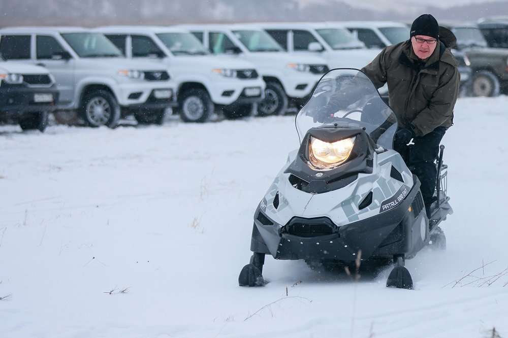Губернатор Красноярского края Александр Усс вручил ключи от 37 снегоходов инспекторам охотнадзора